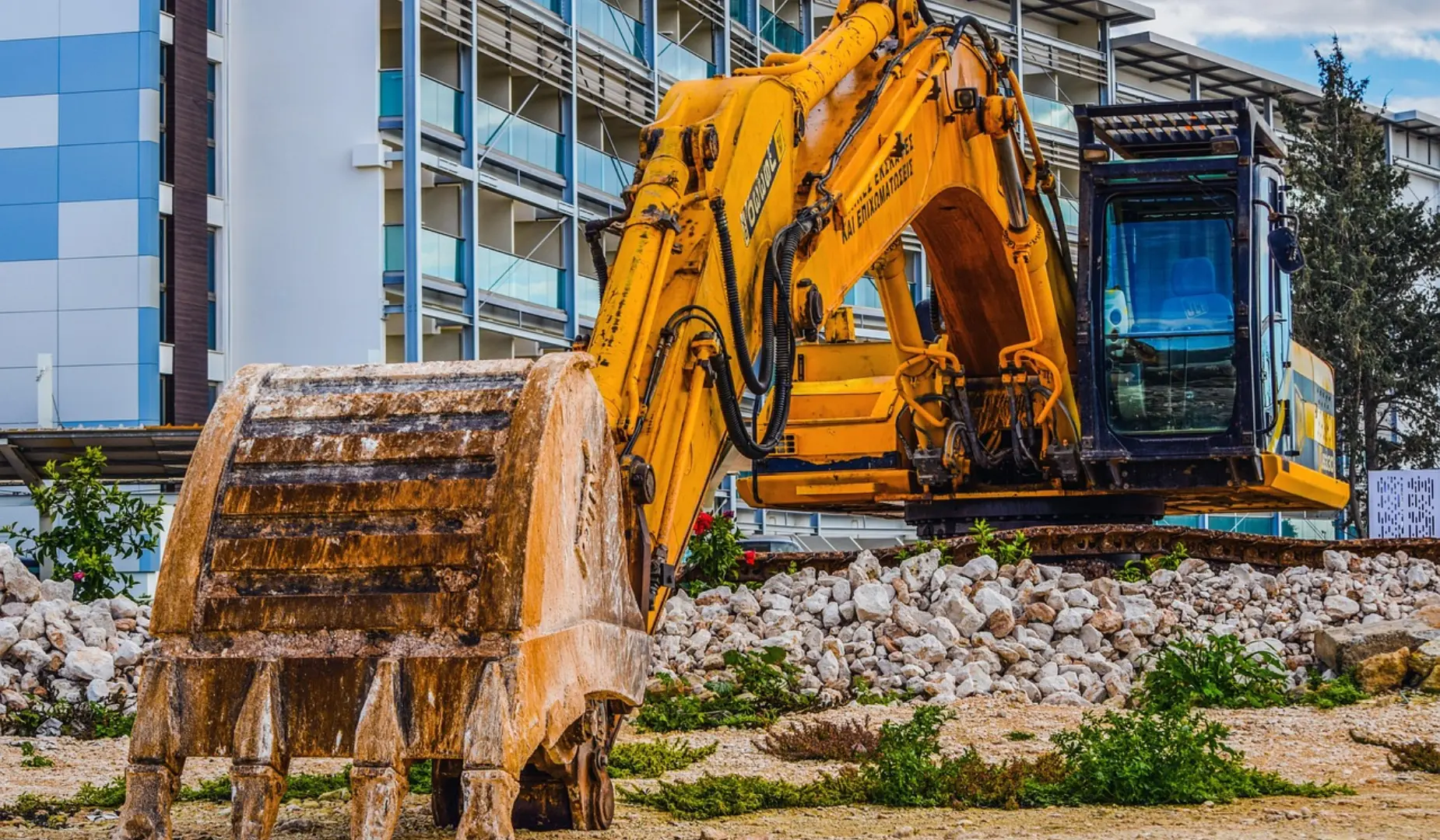 Excavadora amarilla en construcción.